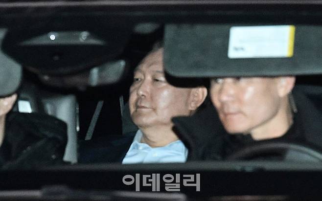 내란 우두머리 혐의로 체포된 윤석열 대통령이 지난 15일 오후 경기 과천 고위공직자범죄수사처(공수처)에서 조사를 마치고 차량으로 서울구치소로 이동하고 있다. (사진=공동취재단)