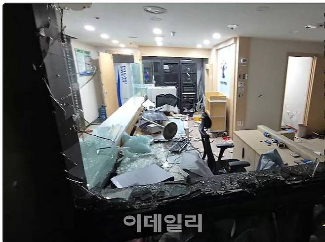 윤석열 대통령 지지자들 난입으로 인해 파손된 서울서부지법 전경. (사진=독자 제보)