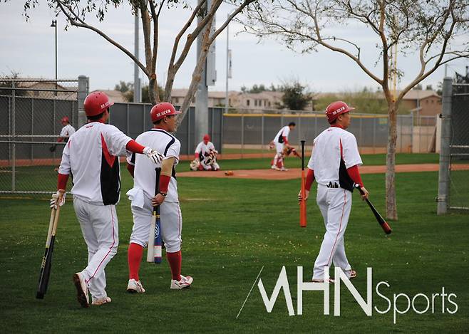 (과거 애리조나에서 스프링캠프를 치른 KIA 선수들이 타격훈련을 위해 이동하고 있다)