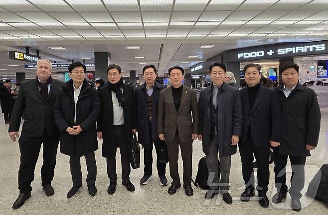 18일(현지시간) 미국 워싱턴DC 인근 덜레스 국제공항을 통해 입국한 국회의원들. 왼쪽부터 인요한, 조정훈, 김대식, 김기현, 김석기, 조정식, 김영배, 홍기원 의원.