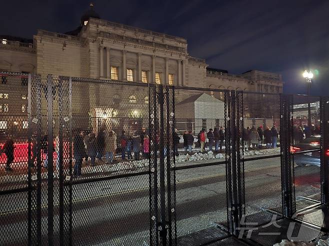 지미 카터 전 대통령 장례식, 도널드 트럼프 대통령 취임식 등 연이은 미국 국가 행사의 보안을 위해 미 의회 의사당 건물 일대에 철제 펜스가 설치됐다. 사진은 지난 7일 카터 전 대통령 유해가 안치된 의사당을 찾은 조문객들. ⓒ News1 류정민 특파원