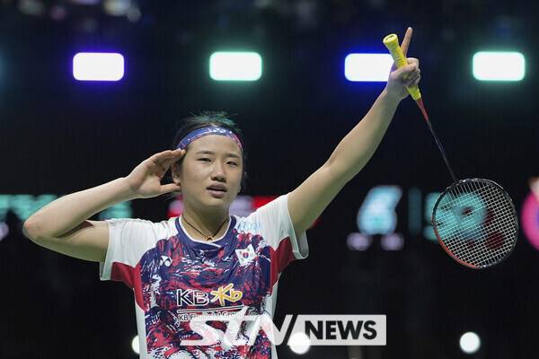 안세영(1위)이 12일(현지 시간) 말레이시아 쿠알라룸푸르의 부킷 잘릴 아시아타 아레나에서 열린 세계배드민턴연맹(BWF) 월드투어 슈퍼1000 말레이시아 오픈 여자 단식 결승에서 왕즈이(2위·중국)를 꺾고 세리머니하고 있다. 안세영이 45분 만에 2-0(21-17 21-7)으로 완파하고 대회 2연패를 달성했다. 사진┃뉴시스/AP