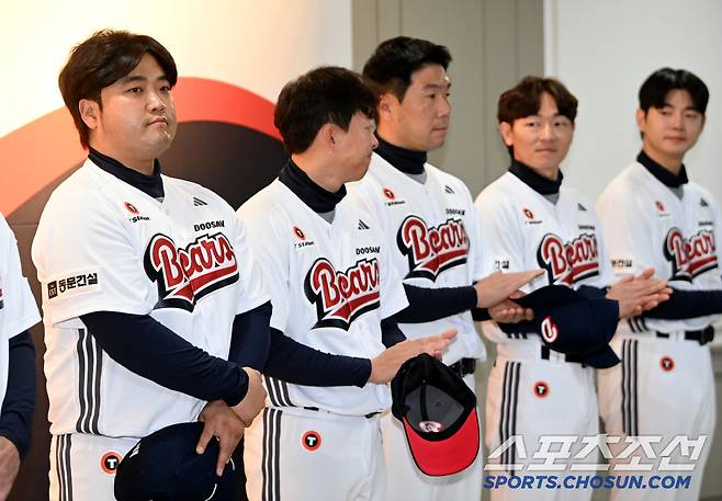 2025 두산베어스 창단기념식이 15일 잠실야구장에서 열렸다. 박석민 코치와 코칭스태프가 선수단에 인사하고 있다. 잠실=허상욱 기자 wook@sportschosun.com/2025.01.15/