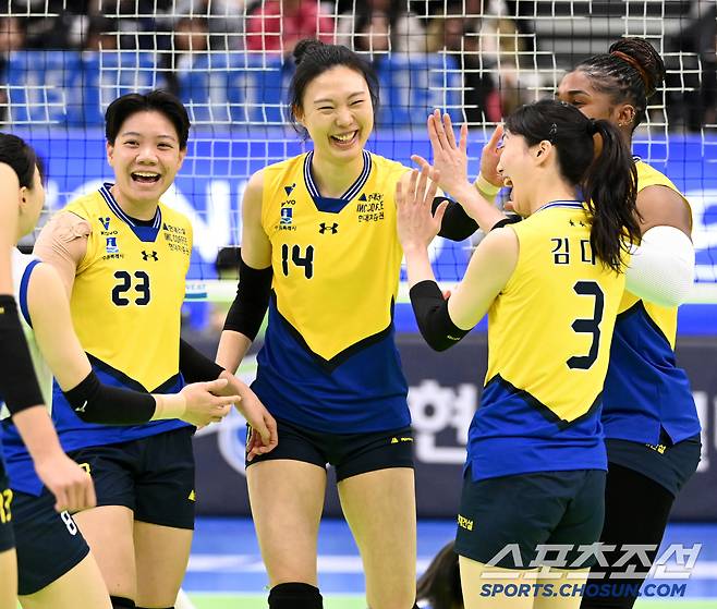 17일 수원실내체육관에서 열린 V리그 여자부 현대건설과 IBK기업은행의 경기, 현대건설 양효진이 공격을 성공한 후 기쁨을 나누고 있다. 수원-허상욱 기자 wook@sportschosun.com/2025.01.17/