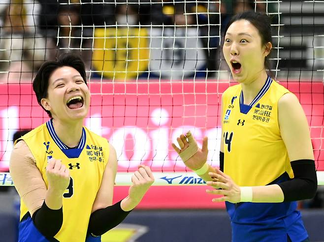 17일 수원실내체육관에서 열린 V리그 여자부 현대건설과 IBK기업은행의 경기, 현대건설 위파위가 득점을 성공한 후 양효진과 기쁨을 나누고 있다. 수원-허상욱 기자 wook@sportschosun.com/2025.01.17/