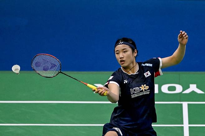 South Korea's An Se Young plays a return against Indonesia's Gregoria Mariska Tunjung during their women's singles semi-final match at the India Open 2025 badminton tournament in New Delhi on January 18, 2025. (Photo by Sajjad HUSSAIN / AFP)<저작권자(c) 연합뉴스, 무단 전재-재배포, AI 학습 및 활용 금지>