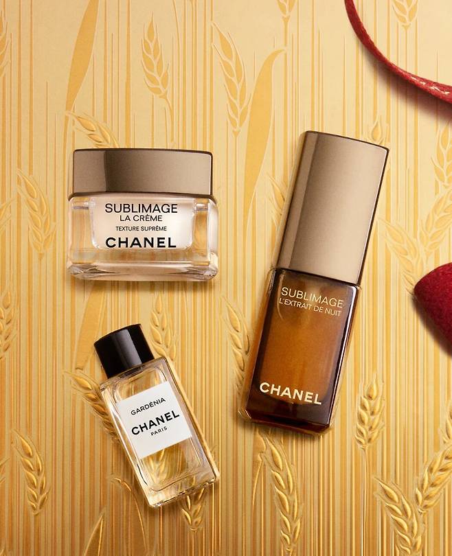 설날 기프트로 향수, 메이크업, 스킨케어 제품을 온라인 스토어에서 구매하면 선택한 무료 샘플 2개를 함께 선물할 수 있다. 샤넬.