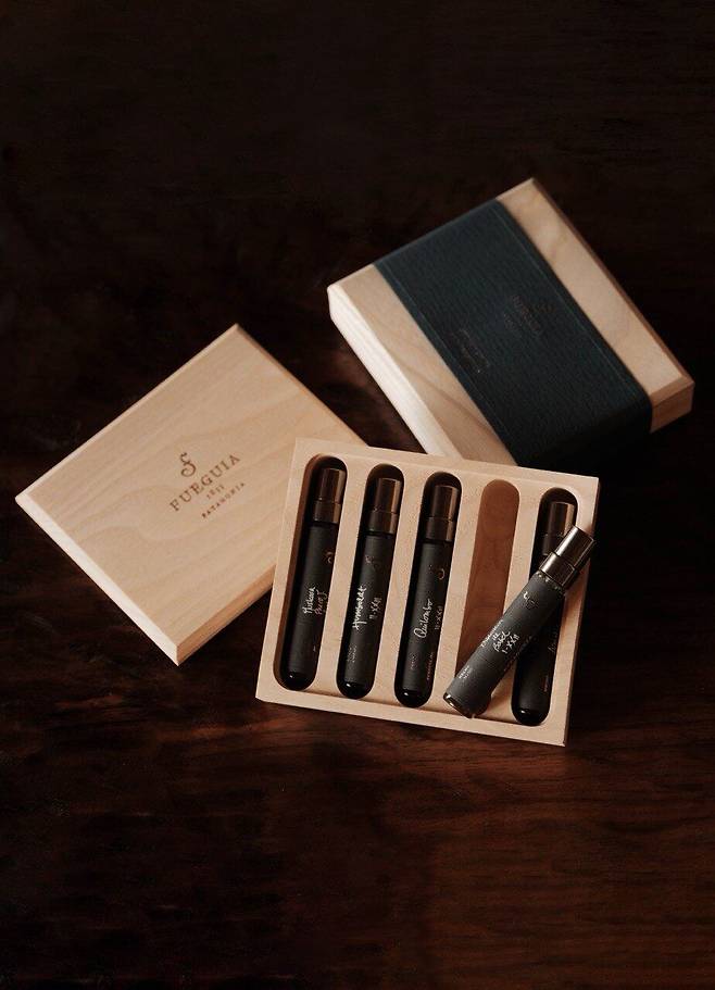 아르헨티나의 니치 향수 브랜드 푸에기아 1833의 커스터마이징 세트 '비타코라 데 콤포지시온(Bitácora de Composición)'. 취향에 따라 다섯 개의 향수를 골라 나만의 향수 패키지로 완성할 수 있는 디스커버리 세트다. 푸에기아 1833.