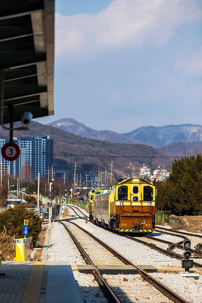 옛 감성을 살려 새로 단장한 교외선 무궁화호 열차가 복선 구간인 일영역을 지나고 있다. 일영역은 운행 시간에 따라 교외선 상행과 하행이 교차하는 지점이다. 열차 안 탑승객들이 서로 반갑게 손을 흔들며 인사하는 풍경도 추억의 한 장면 같다. / 양수열 영상미디어 기자
