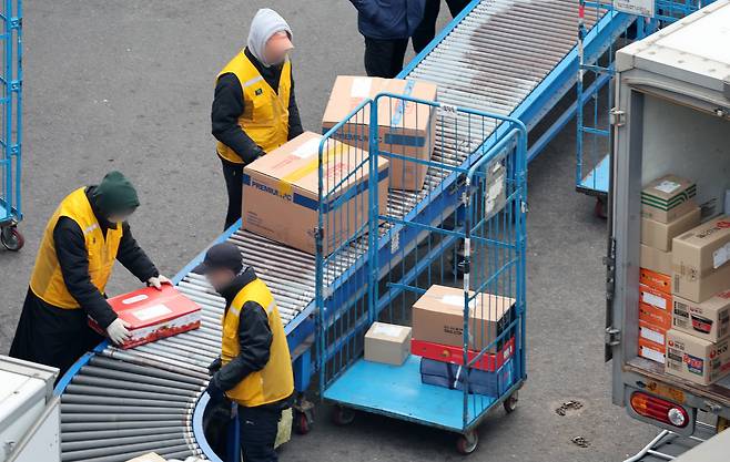 서울의 한 택배 물류센터에서 택배 기사들이 배송 준비 작업을 하고 있다. /뉴스1