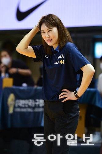 한국 여자 국가대표팀 감독 시절의 정선민의 모습. 동아일보 DB