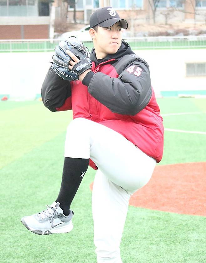 장충고 문서준은 키가 196cm로 올 시즌 고교 최대어 후보로 주목받고 있다. 사진=전상일 기자