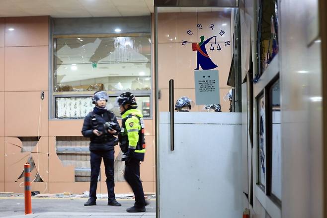 윤석열 대통령이 내란 우두머리 혐의로 구속되자 지지자들이 서울 마포구 서울서부지방법원을 습격한 19일 오전 서부지법 창과 외벽 등이 파손돼 있다. 연합뉴스