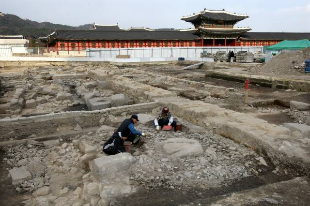 2008년 광화문 홍례문 사이 공간 발굴 작업 현장 모습. 한겨레 자료사진