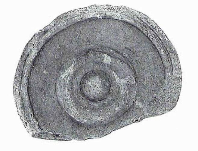 1990년대 초반 경복궁 교태전 터 권역 발굴 조사 과정에서 나온 고려시대의 귀목문(귀신 눈알 모양 무늬) 수막새(왼쪽). 경복궁 권역의 전각들 상당수가 고려시대부터 터 잡고 있었음을 보여주는 유력한 물증 가운데 하나로 꼽힌다. 국가유산청 제공