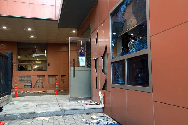 서울서부지방법원이 19일 새벽 3시에 서울 마포구 서울서부지법원에서 윤석열 대통령 구속영장을 발부한 가운데 이날 오전 서울서부지방법원 모습. 과격 지지자들에 의해 부서진 서부 지법 모습. 정용일 선임기자 yongil@hani.co.kr