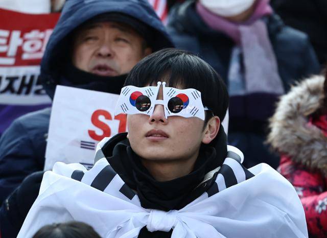 11일 오후 서울 광화문광장 인근에서 ‘윤석열 대통령 탄핵 반대 국민대회’가 열리고 있다. 연합뉴스