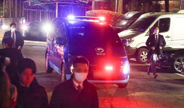 윤석열 대통령의 구속 전 피의자심문이 진행된 18일 그를 태운 법무부 호송차량이 서울 마포구 서울서부지법을 빠져나가고 있다. 연합뉴스