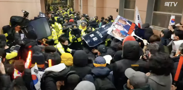19일 새벽 윤석열 대통령의 구속영장 발부 직후 격분한 지지자들이 서울 마포구 서울서부지법 청사로 난입하고 있다. 유튜브 채널 '락TV' 캡처