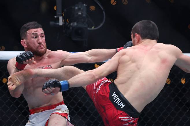 메랍 드발리쉬빌리(왼쪽)와 우마르 누르마고메도프의 밴텀급 타이틀전 장면. 사진=게티이미지/AFP 연합뉴스