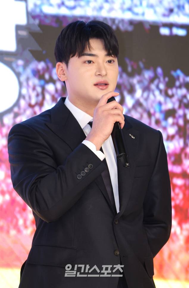 조아제약과 일간스포츠가 공동 제정한 '2024 조아제약 프로야구 대상 시상식'이 3일 오전 서울 강남구 엘리아나호텔에서 열렸다. SSG랜더스 조병현이 조아바이톤-에이상을 수상하고 수상소감을 말하고 있다. 김민규 기자 /2024.12.03/