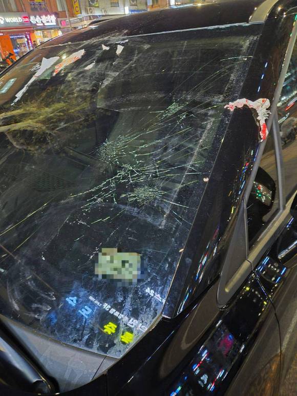 내란 우두머리 혐의로 체포된 윤석열 대통령의 구속 전 피의자심문(영장실질심사)이 종료된 18일 밤 서울 마포구 공덕역 인근에서 고위공직자범죄수사처(공수처) 차량의 앞유리 등 차체가 윤 대통령 지지자들의 항의 시위로 파손돼 있다. 2025.1.18 [고위공직자범죄수사처 제공. 재판매 및 DB 금지] [사진=연합뉴스]