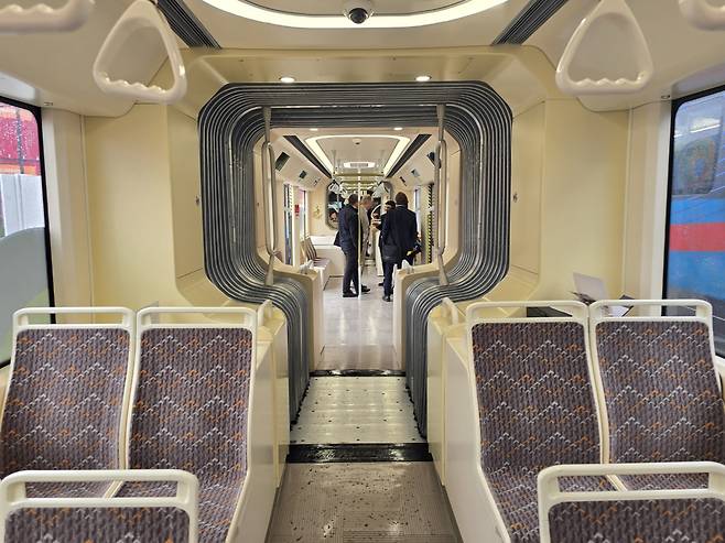 지난해 독일 이노트랜스에 전시된 중국 TRT 차량의 내부. 강갑생 기자