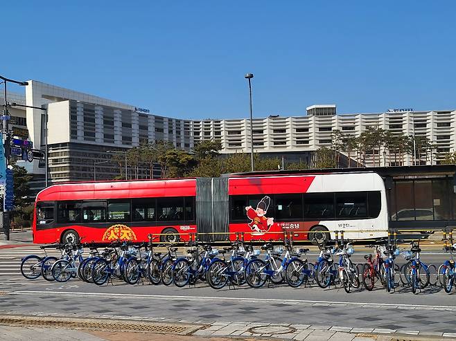 세종시에서 운행 중인 2칸 전기굴절버스. 강갑생 기자