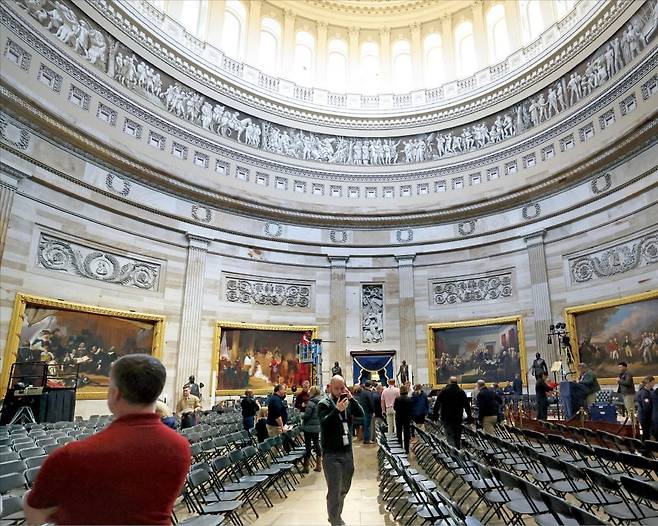 < 美 의회의사당에서 취임식 > 준비 도널드 트럼프 미국 대통령 당선인 취임식이 20일(현지시간) 혹한 예보로 미국 의회의사당 내부에서 열린다. 트럼프 당선인은 지난 17일 자신의 소셜미디어 트루스소셜에 “취임 연설을 1985년 로널드 레이건 전 대통령처럼 의사당 중앙홀(로툰다 홀)에서 하라고 지시했다”고 밝혔다. 19일 로툰다 홀에서 트럼프 대통령 취임식 준비가 한창이다.   로이터연합뉴스