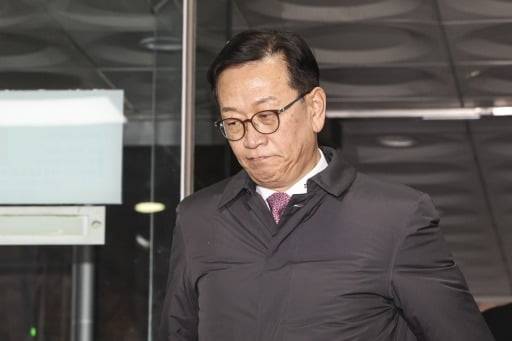 윤석열 대통령 측 석동현 변호사가 16일 오후 서울 서초구 서울중앙지법에서 열린 체포적부심사에 참석하기 위해 법정으로 향하고 있다.(임형택 기자)