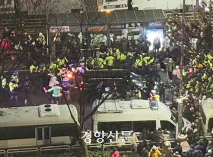 윤석열 대통령 지지자들이 지난 18일 서울서부지법에서 열린 윤 대통령에 대한 영장실질심사가 종료된 뒤 떠나는 고위공직자범죄수사처 차량을 둘러싸고 있다. 정효진 기자