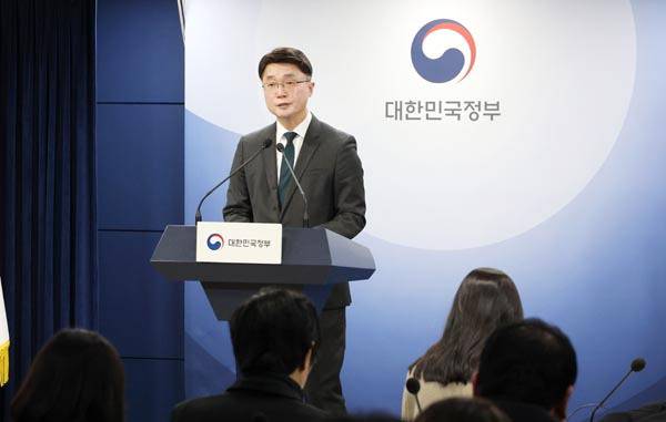 과학기술정보통신부 류제명 네트워크정책실장이 지난 15일 정부서울청사에서 알뜰폰 경쟁력 강화 방안 브리핑을 진행하고 있다. 연합뉴스