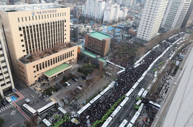 윤석열 대통령에 대한 구속 전 피의자심문(영장실질심사)이 열린 18일 서울 마포구 서울서부지법 앞 마포대로에서 윤 대통령 지지자들과 보수단체 회원들이 윤 대통령 석방을 촉구하며 시위하고 있다. 공동취재