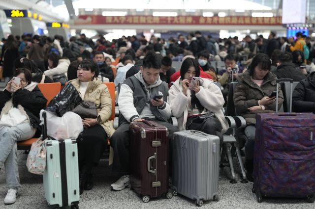 중국의 최대 명절인 춘제를 앞둔 18일 항저우의 기차역에서 탑승을 기다리는 승객들. AP연합뉴스
