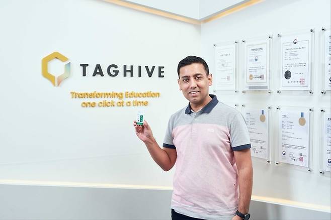 아가르왈 판카즈 태그하이브 대표가 서울 문정동에 있는 태그하이브 사무실에서 교육 앱 연동 클리커를 보여주며 학습 프로그램에 대해 설명하고 있다. 이호준 기자