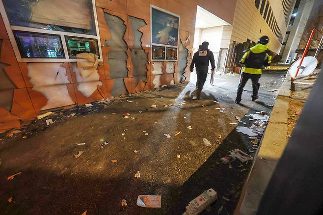 19일 새벽 서울 마포구 서울서부지방법원에 윤석열 대통령에 대한 구속영장 발부 소식에 격분한 윤 대통령 지지자들이 난입해 유리창과 법원 건물 벽면 등을 파손한 흔적이 남아 있다. 뉴스1