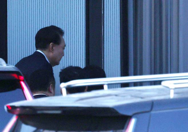 윤석열 대통령 2차 체포영장 집행이 진행된 지난 15일 과천청사 공수처 청사로 윤 대통령이 출석하고 있다./사진=뉴시스