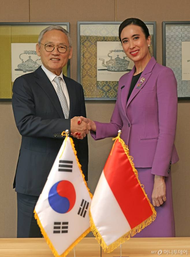 [서울=뉴시스] 정병혁 기자 = 유인촌 문화체육관광부 장관이 18일(현지시간) 아세안+3 관광장관회의 참석차 말레이시아 조호르바루를 방문해 더블트리 바이 힐튼 조호르바루에서 위디얀티 푸트리 와르다나 인도네시아 관광부 장관과 회담을 마치고 기념촬영을 하고 있다.(사진=문화체육관광부 제공) 2025.01.18. photo@newsis.com *재판매 및 DB 금지 /사진=