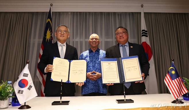 [서울=뉴시스] 정병혁 기자 = 유인촌 문화체육관광부 장관이 18일(현지시간) 말레이시아 조호르바루 퍼사다 국제컨벤션센터에서 파딜라 유소프 말레이시아 부총리가 임석한 가운데 티옹 킹 싱 말레이시아 관광예술문화부 장관과 관광 협력 업무협약을 체결한 뒤 기념촬영을 하고 있다. (사진=문화체육관광부 제공) 2025.01.18. photo@newsis.com *재판매 및 DB 금지 /사진=