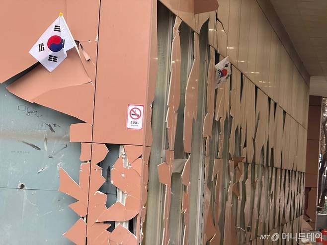 19일 오전 8시쯤 찾은 서울 마포구 서부지법 청사. 후문 울타리 안쪽 청사 외벽을 이루는 타일과 창문이 산산조각 났다. /사진=김선아 기자