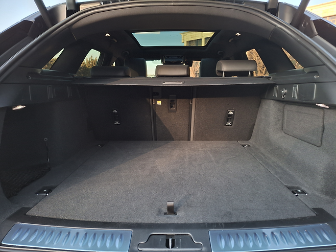 더 뉴 레인지로버 벨라 트렁크 공간 [김성우 기자]