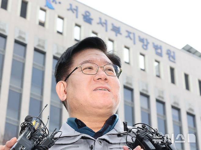 [서울=뉴시스] 황준선 기자 = 이호영 경찰청장 직무대행이 19일 윤석열 대통령 지지자들의 폭력 사태가 벌어진 서울 마포구 서울서부지방법원에서 취재진의 질문에 답변하고 있다. 2025.01.19. hwang@newsis.com