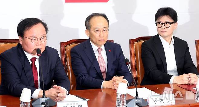 [서울=뉴시스] 조성봉 기자 = 김재원 국민의힘 최고위원이 6일 오전 서울 여의도 국회에서 열린 국민의힘 긴급 최고위원회의에서 발언을 하고 있다. 이날 한동훈 대표는 최고위에서 "윤석열 대통령의 직무정지가 필요하다"라고 발언했다. 2024.12.06.  suncho21@newsis.com