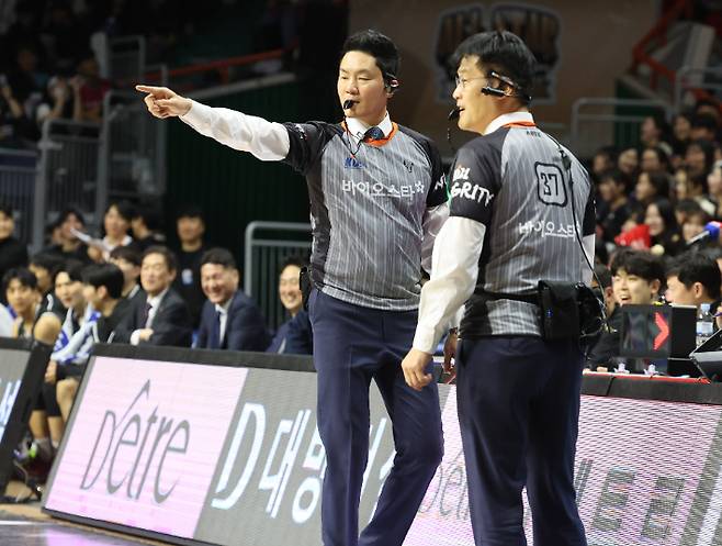 심판복을 입은 전희철 감독과 조동현 감독. 연합뉴스