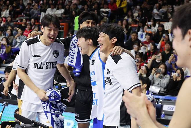 즐거워 하는 이원석 구탕 최성모 이정현 등 삼성 선수들. 연합뉴스