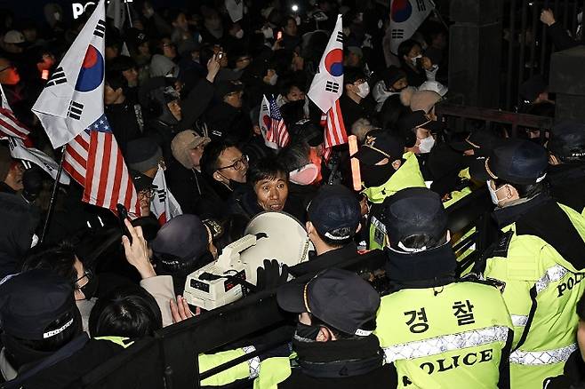 지난 18일 오후 서울 마포구 서울서부지방법원 앞에서 윤 대통령 지지자들이 집회를 열고 있는 모습. 연합뉴스