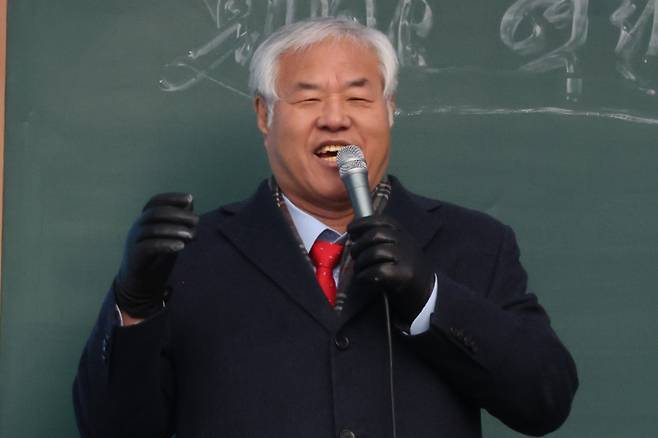 19일 오전 서울 동화면세점 인근 세종대로에서 전광훈 사랑제일교회 목사가 광화문 전국 주일 연합 예배에 참석해 발언하고 있다. 연합뉴스