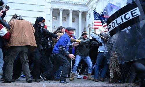 도널드 트럼프 미국 대통령 지지 시위대가 2021년 미 워싱턴 국회의사당에서 난입을 막는 경찰·보안요원과 몸싸움을 벌이고 있다. 워싱턴=AFP연합뉴스