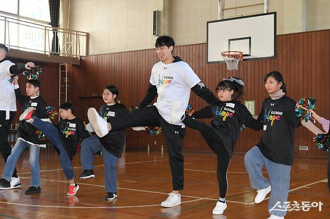 B리그 올스타에 선발된 양재민(가운데)이 17일 일본 지바현에서 열린 B리그 자선행사에서 학생들과 함께 호흡하고 있다. 사진제공|B리그