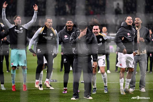 눈물의 작별인사를 전하는 오마르 마르무시. /AFPBBNews=뉴스1